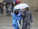 Peregrinos bajo la lluvia en la plaza do Obradoiro @ EFE