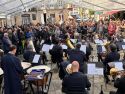 A veciñanza escoitando o concerto das dúas bandas municipais