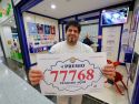 Manuel Blanco, propietario de la administración de Don Manolito de Santiago de Compostela, celebra tras haber vendido décimos del 77.768, uno de los cuartos premios de la Lotería de Navidad