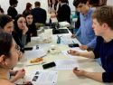 Estudantes participando nun obradoiro de suturas organizado por CoMeF