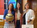 A concelleira de Dereitos e Servizos Sociais, Promoción Económica e Xuventude, María Rozas, acompañada pola responsable de Mimolett, María Fraga, e pola presidenta da Fundación Andrea, Charo Barca