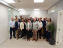 Miembros del pleno de la Cámara de Comercio de Santiago, representantes institucionales y equipo directivo de GalChimia, durante la reunión celebrada en las instalaciones de la empresa en Touro
