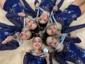 Las gimnastas del conjunto júnior absoluto de Viravolta posan con las medallas tras proclamarse subcampeonas gallegas en Vigo