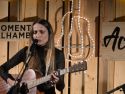 Zahara, guitarra acústica en mano, durante uno de los momentos más íntimos de la noche en el patio de cristal del Hotel Monumento San Francisco