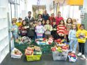 Alumnado, profesorado y representantes del Concello de Padrón durante el acto de entrega de los alimentos