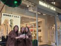 Tres de las empleadas de Bimba y Lola Santiago celebran su Segundo Premio