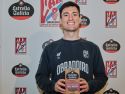 Alex Barcello posa con el trofeo de MVP Estrella Galicia del mes de diciembre