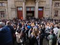Un grupo de personas ante la Facultad de Medicina de la USC para realizar las pruebas de Formación Sanitaria Especializada en 2023