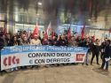 Concentración de trabajadores de seguridad privada ante el centro comercial Vialia de Vigo