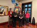 La concejala de Festas, Pilar Lueiro, junto a integrantes del Coro da Rá y al creador del Meco, José Manuel Méndez, durante la presentación del Entroido.