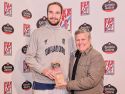 El ala-pívot recibe el trofeo MVP Estrella Galicia correspondiente al mes de enero