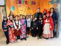El conselleiro de Educación, Román Rodríguez, durante su visita al CEIP de Roxos
