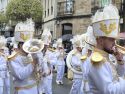 Una de las comparsas recorre la calle del Hórreo