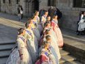 Las trece falleras posan en la plaza del Obradoiro con la Catedral de Santiago al fondo