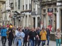 Una excursión compuesta por decenas de turistas en el Casco Histórico de Santiago