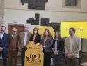 Foto de familia de la mesa redonda del acto, con la conselleira do Medio Rural, María José Gómez Rodríguez, y representantes del sector apícola de Galicia
