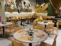 Interior de La Cuca Brunch, con decoración inspirada en una granja
