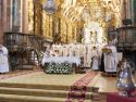La Catedral de Santiago de Compostela reunió a clero y fieles en una liturgia en la que se bendijeron los óleos que se emplearán durante el año en los sacramentos diocesanos