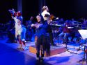 A proposta combina música e narración con obras de grandes compositores e interpretación actoral para introducir o público infantil no universo orquestral