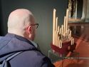 A exposición articúlase arredor dunha instalación mecánica e pezas musicais creadas a partir de gravacións de campo adaptadas ao órgano histórico do espazo