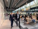 El delegado del Gobierno en Galicia, Pedro Blanco, y el presidente de Renfe, Álvaro Fernández Heredia, en la estación de tren de Santiago de Compostela