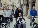 Diego Adrián Mallo, portavoz de UCIN Santiago y presidente de 'Compostela Accesible Xa!' recorriendo la ciudad para mostrar las dificultades de acceso