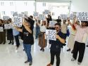 Miembros de la asociación cultural Vegliota protestan esta mañana por “la pérdida total de independencia” del CGAC, tras la decisión de la Xunta de nombrar como nueva directora a Eva López Tarrío