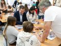 El conselleiro de Educación Roman Rodríguez con el alumnado