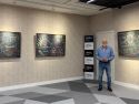 Fernando Cobo en su exposición Pizarra y tizas