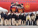 Los futbolistas integrantes de la selección española y su seleccionador, Luis de la Fuente, antes de coger el vuelo para ir al Mundial