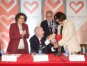 Ramiro Carregal entrega el premio a la doctora Sonia Eiras