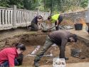 El equipo multidisciplinar de la USC trabaja en la intervención arqueológica de la fosa de Beira, donde ya se han localizado restos óseos