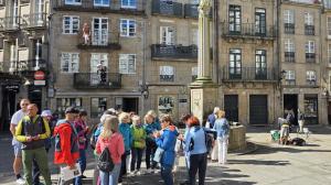 Turistas en la plaza de Cervantes, en el casco histórico de Compostela