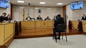 El acusado de apuñalar a un joven a la salida de una discoteca compostelana durante la sesión del juicio de este miércoles