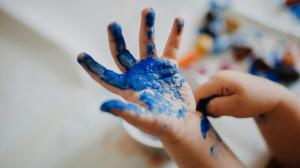 manos manchadas de pintura