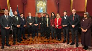 Acto institucional no salón vermello do Pazo de Raxoi polo 40º aniversario da declaración de Santiago de Compostela como Patrimonio Mundial da Humanidade