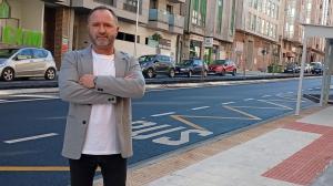 El titular de UCIN Galicia, José Luis Calo, en la avenida Rosalía de Castro de O Milladoiro
