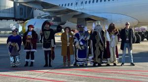 Los Reyes Magos junto a sus pajes reales, posan a su llegada al Aeropuerto de Santiago-Rosalía de Castro tras aterrizar en un vuelo especial procedente de Oriente.