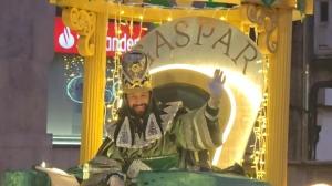 Gaspar lanza caramelos durante el paso de la Cabalgata por la plaza de Galicia