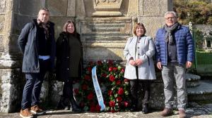 A igrexa parroquial de San Xulián acolleu a ofrenda floral do concello adicada á poeta