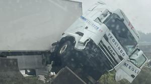 El camión articulado de Transportes Teolindo, totalmente siniestro tras el aparatoso incidente