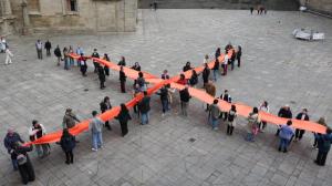 Representantes de organizaciones sociales se concentraron en la Praza da Quintana, en Santiago, con una gran “X” de tela para promover la asignación a fines sociales en la declaración de la renta