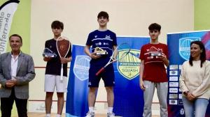 O club Squash Santiago acadou cinco medallas no Campionato de España sub-13 e sub-17 celebrado en Ponferrada, con dous ouros, unha prata e tres bronces