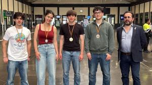 De izquierda a derecha: Brais Novillo (IES Rosalía de Castro); Carla Acosta (IES Mendiño); David Lago (IES Pedro Floriani); Francisco Moreira (Colegio Manuel Peleteiro) y Juan Sanmartín, coordinador de la Olimpiada Gallega de Química