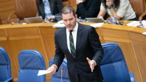 El conselleiro de Cultura, Lingua e Xuventude, José López Campos, defendió en el Parlamento gallego el nombramiento de la nueva directora del CGAC