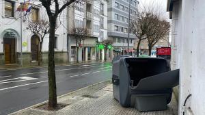 Contenedor tirado por el viento en Santiago
