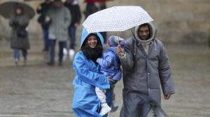 Peregrinos bajo la lluvia en la plaza do Obradoiro @ EFE