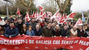 Besteiro y representantes del PSOE Manifestación en defensa del mar en Santiago de Compostela @EFE Lavandeira jr (3)