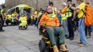 Un grupo de 70 personas de la Asociación Compostelá de Esclerose Múltiple finaliza el Camino de Santiago (4)