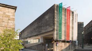 fachada do centro galego de arte contemporáneo ou CGAC